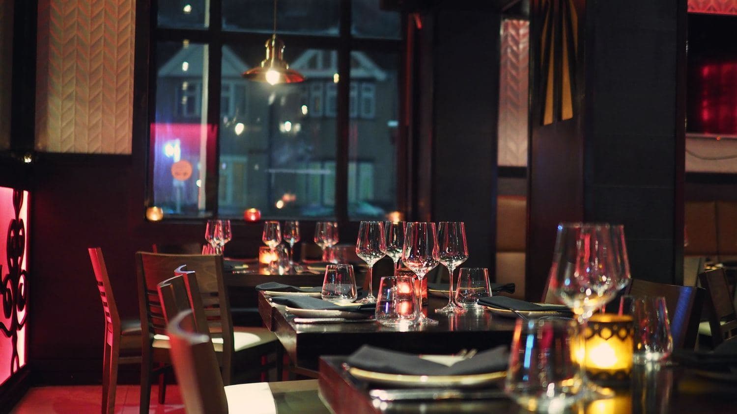 Salón de un restaurante con las mesas puestas